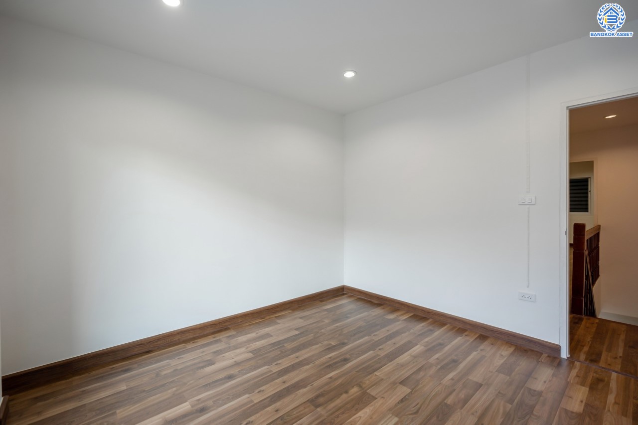 บ้านมือสองตกแต่งใหม่ ม.พิบูลย์การ์เด้นวิลล์ พิบูลย์สงคราม-พระราม5 เนื้อที่ 18 ตร.ว. ฟังก์ชัน 3 ห้องนอน 2 ห้องน้ำ จอดรถได้ 1 คัน บนสุดยอดทำเล! เชื่อมถนนพิบูลย์สงคราม, วงศ์สว่าง, นครอินทร์ และติวานนท์ ใกล้จุดขึ้นทางด่วนศรีรัช-วงแหวนรอบนอก ใกล้รถไฟฟ้า "สถานีแยกติวานนท์"...